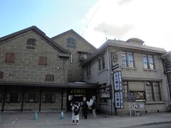 この日最初の目的地は北一ホール。
多数のオイルランプが素敵な空間で、以前小樽に来た時にもお昼時に食事をしましたが、開店前のオイルランプ点灯作業を公開されています。

8:50、到着するとすでに待っておられる方がいらっしゃいました。