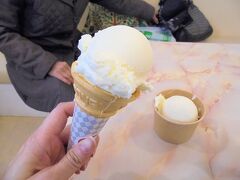 さらに堺町本通を歩いていると、雪印パーラー！

そして雪印パーラーで昭和43年、天皇皇后両陛下に献上されるために特別に作られたアイスクリーム「スノーロイヤル」を食べました。