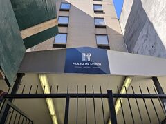 お宿はハドソンリバーホテル。36番街、ちょっと薄暗い通り沿いなので
夜遅くは不安かもしれません。

タイムズスクエア周辺でドミトリー以外で
最もお安い宿を探してここに決めました。とはいえ
日本ではラグジュアリーホテルに泊まれるお値段。。。

スタッフは親切だけど設備がボロ･･･
まあ一応個室だし、お湯は出るしで
シンガポールのときの宿を思えば全然いいかも。