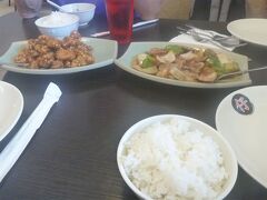 ランチに地元のチャイニーズレストランへ連れて行ってもらいました。
リーズナブルで、めっちゃ美味しかったです！
オレンジチキンと、ビーフ＆マッシュルームと、エビのチャーハンをオーダー。
地元の人でにぎわってたのもよく分かります。
タモンにも姉妹店があるようなので、今度行ってみよう。