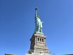 島についてさっそく散策。
足元から眺める女神像は特別。