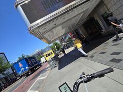 今晩ライブのあるアポロシアター。自転車だと公園を出てから10分くらいです。
まだ午前なので誰もいません。