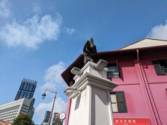 Chinatown Food Street の入口に立つ、苦力（クーリー）の像。
