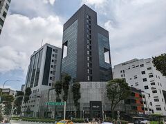 泊まってた宿の対面にある。