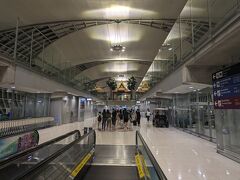 19:14 スワンナプーム空港に着陸し、入国カウンターを目指す。