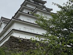 1300鶴ヶ城。
市営駐車場を探して&#127744;する。
どんどん城中に入って行くので
いしか不安になったが、正しかった。
西出丸から入る。
