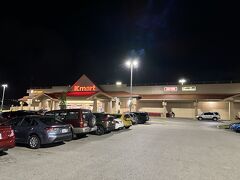 ホテルから徒歩で10分ほどでKmartに到着。
いかにもアメリカっぽい大きなスーパーです。
早速中へ。
