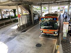 大船駅に到着した江ノ電バス。
鎌倉湖へ行くバスは、こちら、モノレールの駅の真下に発着する。留意。
立ち客も結構出ていた。
