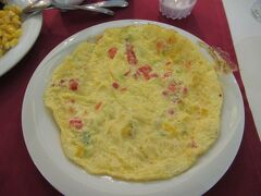 前回は朝食boxでしたが、今朝はビュッフェ。
オムレツも焼いてくれました。