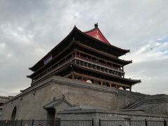 「鼓楼」。西大街通り沿いに「西安鐘鼓楼広場」というのがあり、その北側に鼓楼があります。北京の鼓楼よりも外観は感動。中は入っていません。
手前の塀から少しだけ太鼓が2つ見えています。