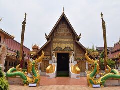 飛行機の時間は夕方なのでまだ時間がある。

といっても行くところといったら…。
お寺しかないｗ

お寺が飽きてきたのもあるのですが、他に行くところもないのでまずはワット・プラシン。

なんだかとっても装飾豪華なお寺。