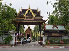 サクッとワット・プラシンを見たらお隣のワット・プラケオへ。

ワット・プラケオと言えばエメラルド仏。
エメラルド仏と言えばバンコク。
ちなみに行ったことはないのですがｗ

そのワット・プラケオのエメラルド仏のオリジナルはココチェンライで見つかったとか。
でもその後バンコクに行っちゃって、オリジナルが見つかった場所には何故かのレプリカｗ