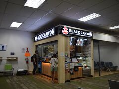 ホテルに荷物を取りに行って空港へ。

小さい空港なのでラウンジはない代わりに、このお店で使える150バーツ分のバウチャーをいただきました。