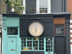 大きな時計が目印のこちらのお店が敬愛するVivienne Westwood の1号店、「Worlds End」です。

1971年にヴィヴィアンとマルコム・マクラーレンがお店を構えた時のお店の名前は「Let it Rock 」でした。
その後、何度か名前を変え、1980年に「Worlds End」となります。

私はこのお店が1番好き。

お店の看板となる大きな時計は良く見ると13時まであり、逆回りに開店しているんですよ♪

実はこのお店、私にとってはとても縁があるのです。
創業の1971年はなんと私が生まれた年。←年齢がバレる(^▽^;)
お店の住所はKing's Rdの430番地ですが、私の家も430番地！

なんてご縁があるのでしょう( *´艸｀)

ますますこのお店に愛着が湧きます。
