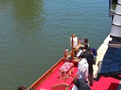 上陸して対岸の方にご挨拶します。
　潮来花嫁さんは舟でゆく～♪
土地改良事業をはじめとする開発事業が行われる昭和30年前半までは、この地方は水路によって形成された生活形態であったことから、嫁入りする際の花嫁や嫁入り道具等を運搬するときにもサッパ舟が使われており、これが「嫁入り舟」のはじまりだとされています。