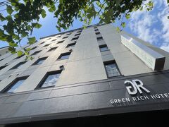 京都駅に到着して、添乗員さんの付き添いの下、ホテルまでやってきました。
先に寄ったホテルは駅前の都ホテル、私達が泊まったホテルはグリーンリッチホテルでこちらの方がお得な料金でした。

八条口から１０分程歩くので遠いなーと思ったのですが、なんとバス停が目の前で意外な便利さ！（笑）

ここで解散、添乗員さんもお1人でどこかへお出かけすると言ってました、翌日の観光が終わると添乗員さんはそこで終了、帰りの新幹線のチケットはそれぞれが管理して、当日乗車しました。

