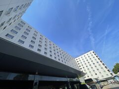 朝食を済ませ、身支度をして、都ホテル京都八条へと向かいました。
姉は受験の時ここに泊まったそうで「懐かしいなー」と感慨深そうでした。

ロビーは海外からの方でぎっしり。
こちらのホテル朝食が美味しいと添乗員さんが言っていました。
