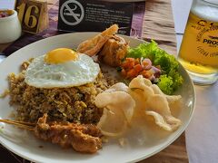 ナシゴレン
美味しかった
ビールはビンタン（所期はプロストだけど）

近くのモールで買い物をして、ゆっくり支度して21:30に空港におくっていただきました。