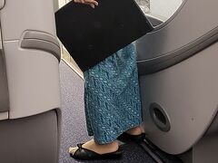 今回、事故があったあとだからか、
「気流が悪い」と頻繁にアナウンスがあり
ほぼベルト状態。
トイレにも行けなくない？行ったけど何もいわれないし。
それより
CAさんのユニフォーム
このサンダルつっかけて、有事には脱がないと何もできないでしょ。
危ないし！