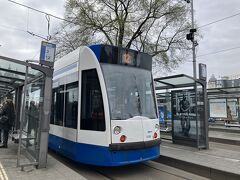 １日券を９ユーロで購入してトラムに乗車。
