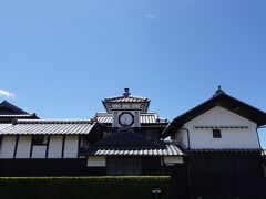 海沿いの走りやすい道を通って、安芸　にやってきました。
岩崎彌太郎の生家があります、も少し安芸側の上流には。
野良時計を見て