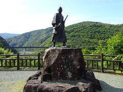 慎太郎館の前には、脱藩する姿が立っていました。