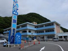 室戸岬の突端から、今度は岬の東側を北上して・・面白い水族館を目指しました。
廃校を利用した水族館です。