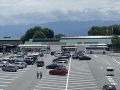 朝は本降りでしたが、バスに乗る頃には降っていませんでした。
しかし、厚い雲で富士山は見えません。
双葉サービスエリアで昼食タイムです。