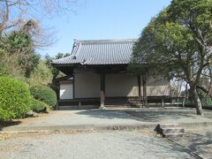 黙仙寺本堂　日曹洞宗の一寺、創建は1909年、　開基は浜池八郎、開山は日置黙仙和尚、本尊は釈迦牟尼仏です。山門を通り、石段を登ると、途中に二か所に分かれた六地蔵、階段上に本堂があります