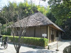 旧石井家住宅　江戸時代中期に建てられた、茅葺屋根の農家で国重要文化財に指定されている。石井家は後北条氏に仕えた武士ですが、後北条氏滅亡後、帰農し名主を務める