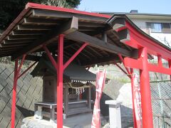 相模陣稲荷神社鳥居と社殿　創建年は不詳、伏見稲荷大社の御分霊を祀っています。石段を登ると鳥居と社殿があります