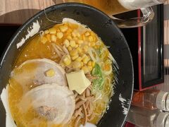 お腹は空いてませんでしたが、せっかくなのでラーメンも頂きました。

空港内にはラーメン道場というエリアがあり、ハーフラーメンも多く有ります。
https://www.new-chitose-airport.jp/ja/spend/shop/eat/place/place6.html 

どこへ入るか迷いましたが、雪あかりというお店へ。ビールと共に美味でした。

その後、夕方の便で羽田へ。北海道また行きたい！