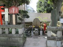 権八小紫の比翼塚　処刑された愛人白井権八と、彼の墓前で自害した遊女小紫、その秘話の歌舞伎演目「後追い心中」の主人公です。二人の来世の幸せを祈り、建てられた比翼塚です