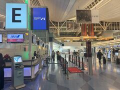 カウンターでは、変な（見慣れない）経路だった様でなかなか発券されず。
チェックインは、SQのホーチミン行まで済んでいると言うので、とりあえず明日のバンコクまで発券してもらいました。
ちなみにCGKまでの隣席は（この時点では）空いているとの事で少しうれし。
