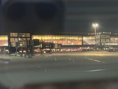 ＜2023/12/02＞
日が変わって00:20 やっとドアクローズ。CAさんに確認してから窓側4Kに移動しました。気兼ねなく通路に出れます。
定刻から遅れて00:35にプッシュバック。