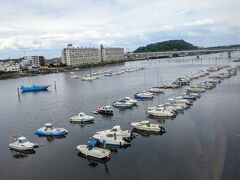 横浜シーサイドラインの車内から眺めた景色です。