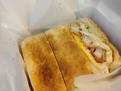 コンパルでテイクアウトしたエビフライサンド