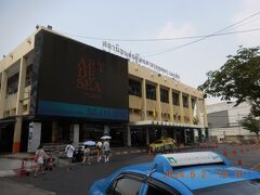 アソーク駅から3駅のEkkamai（エカマイ）駅へ。
8時過ぎにバスターミナルに到着。駅から歩いてすぐでした。