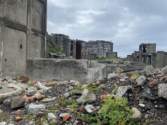 上陸
ギリギリセーフ
なんとも言えない
高島で説明聞いての上陸だけに、、、
テレビで見たのとまた違う
小さい島に沢山の建物
火葬場は無く、近くの島に作ったそうです
建物の補強もされてるみたいですが、、、いつ崩れてもおかしくないみたい
来れて良かった
世界遺産素晴らしいです