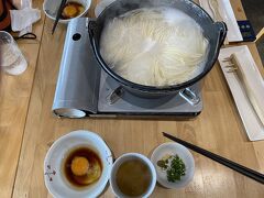 12時30
お昼は
出島にあるお店
五島うどんの地獄だき
五島うどんは大好き。他のうどんとは違う。
本場の食べ方ができるなんて最高
生卵がめちゃくちゃ会う
アゴだしも美味しい
家でもしなくちゃですね
いつか五島列島にも行きたい