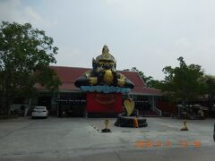 よく分からん建造物。こちらの寺院への入場料は無料なので良心的。