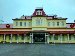 8:30　ホテルを出発
大通駅まで徒歩、地下鉄東西線に乗るまでがモタモタ。
新さっぽろ駅からバスターミナルまで行くのも戸惑い。
バスを30分ほど待ち、10:19ようやく《北海道開拓の村》に入村。

この建物は、旧札幌停車場(出入口)