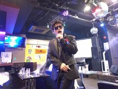20時30分少し前にホテルを出て、第2北海アバンティビル6F《SAPPORO　STAR　CLUB》爆笑ものまねショーへ。
21:30ショーがはじまるまでは飲み放題タイム。

なりまっティさん
誰のものまねしているか分かるよね、鈴木雅之さんにそっくり！


