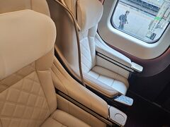 3時間越えの長距離移動のため、今回は奮ぱつしてグランクラスにしました！
座席が広くてシートも快適でした～