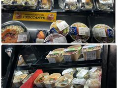 テルミニ駅に着いてから、夕食のためにフードコートをちょっと下見して
ホテルに戻りました。
駅のフードコートはちょっとざわついています。

持ち帰って部屋のテラスで食べない？と提案したら却下。
食べる気はありませんが、お寿司もあったよ。
イタリアに来てまでお寿司は食べたくないって。
それはそうだ。
オットは部屋で食べるの嫌いです。
部屋のテラスがいいじゃないの！

とりあえず、ホテルに戻りましょう。

