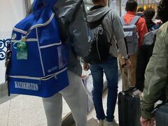 アルマトイ空港到着。背の高い方が多い