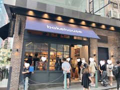 セントラルにやってきた目的ではあるBakehouseのエッグタルト買いに来ました
こちらは尖沙咀店と違い、販売時間ないみたいで並べば買えるみたいです
だいたい2,30分ぐらい並んだ気がします

こちらもクレジットカード使えました