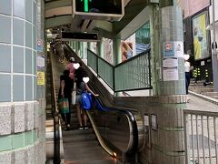 世界一長いと言われているエスカレーター上っていきます
目的地もなくぶらぶらします
下りはないみたいですね
