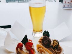 ラウンジでケーキとビール