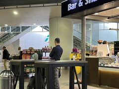 ボローニャ駅に予定より早く着いたので、駅構内のバールにて休憩＆ランチ。

メールが来たので見たら、トレニイタリアから。
これから乗る予定のフレッチャが、現在30分遅れていて、このまま30分～59分遅延したら、料金の25％分の割引クーポンがもらえるとの連絡でした。
メールには、手続きのためのリンクもついていました。

さて、遅れるかどうか…。